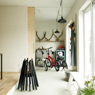 横浜の中サイズの北欧スタイルのおしゃれな玄関 (白い壁、淡色無垢フローリング、ベージュの床) の写真