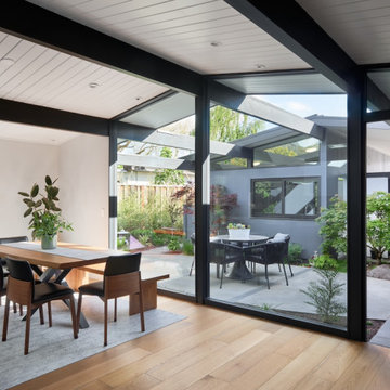 Flowing Courtyard Eichler