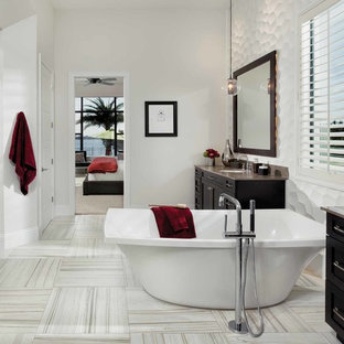 Bäder mit dunklen Holzschränken und Zink-Waschbecken/Waschtisch Ideen