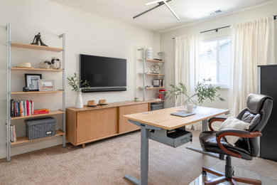 Modelo de despacho escandinavo con paredes blancas y escritorio independiente