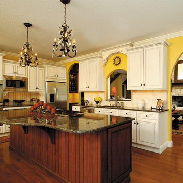 StarMark Cabinetry Kitchen in Maple finished in Ivory Cream with Chocolate glaze