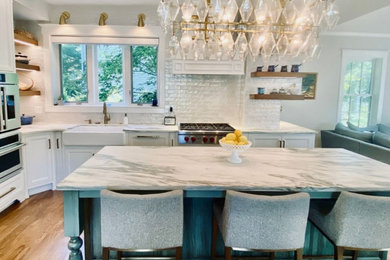Kitchen - transitional kitchen idea in Louisville