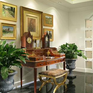 Idéer för mellanstora eklektiska foajéer, med vita väggar och granitgolv