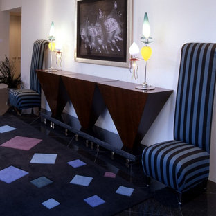 Exempel på en mycket stor eklektisk foajé, med grå väggar, granitgolv, en dubbeldörr och mellanmörk trädörr