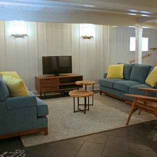 Modelo de sótano con puerta retro, de tamaño medio, con paredes blancas y suelo de baldosas de cerámica