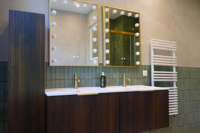 Aménagement d'une salle de bain contemporaine.
