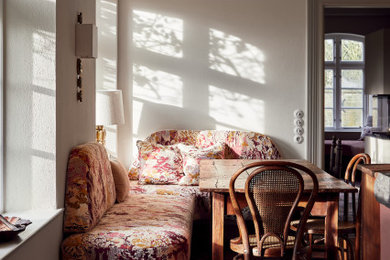 На фото: маленькая гостиная-столовая в стиле фьюжн с белыми стенами, кирпичным полом, красным полом и балками на потолке для на участке и в саду с
