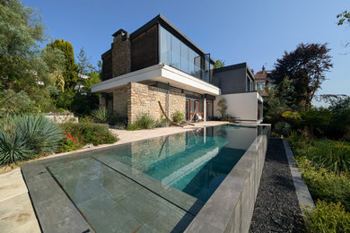 Aménagement d'une piscine contemporaine.