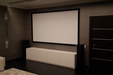 Стильный дизайн: большой изолированный домашний кинотеатр в современном стиле с проектором - последний тренд