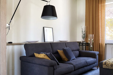 Immagine di un soggiorno minimal di medie dimensioni e aperto con pareti bianche, pavimento in gres porcellanato, TV a parete, pavimento marrone e soffitto ribassato