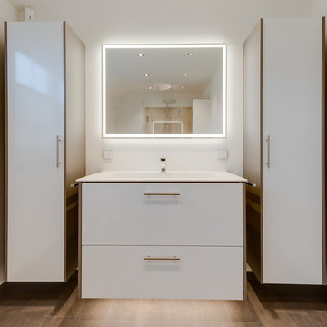 Badezimmer mit Wanne und hochwertiger Glasdusche