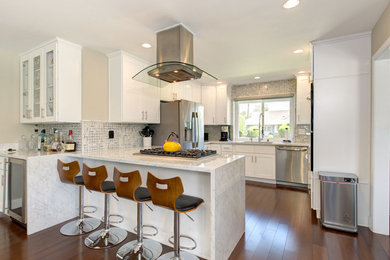 Example of a minimalist kitchen design in Orange County
