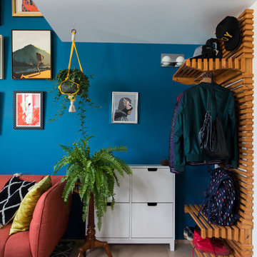 Offene Holzgarderobe als Stauraumlösung