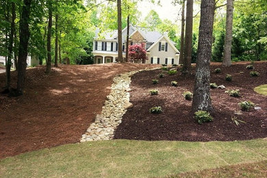 Photo of a traditional landscaping in Atlanta.