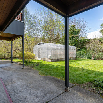Tranquil Mid-Century Alki Home