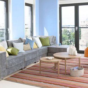 Imagen de salón mediterráneo con paredes azules