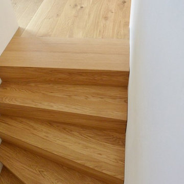 Aus kühler Steintreppe entsteht eine wohnliche Holztreppe aus Eiche