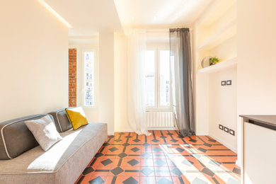 Foto di un piccolo soggiorno moderno aperto con pareti beige, pavimento con piastrelle in ceramica, soffitto ribassato e pareti in mattoni