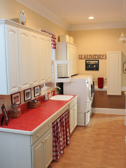 Best Laundry Room with Laminate Floors Design Ideas & Remodel Pictures