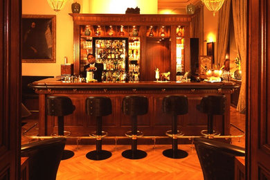 Kleine Klassische Hausbar mit Bartresen in Düsseldorf