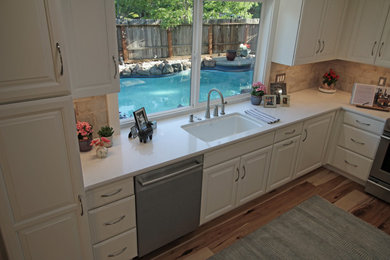 Example of a transitional kitchen design in Sacramento