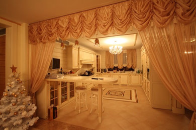 Идея дизайна: п-образная кухня среднего размера в классическом стиле с обеденным столом и белыми фасадами без острова