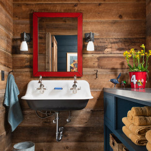 Exemple d'une salle de bain montagne pour enfant avec un placard sans porte, des portes de placard bleues, un mur marron, une grande vasque, un plan de toilette en acier inoxydable et un sol gris.