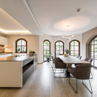 ライプツィヒの広いコンテンポラリースタイルのLDKの画像 (ライムストーンの床、ベージュの床、茶色い壁、暖炉なし)