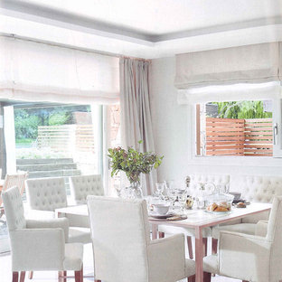 На фото: большая гостиная-столовая в стиле шебби-шик с белыми стенами и светлым паркетным полом с