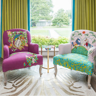 Eklektisk inredning av en foajé, med vita väggar, mellanmörkt trägolv, en enkeldörr, en brun dörr och brunt golv