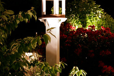 Design ideas for a large traditional backyard landscaping in New York.