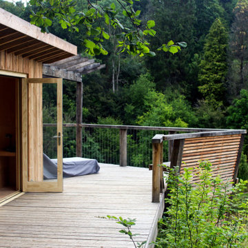 Woodland Retreat: A Multifunctional Cabin Home Office