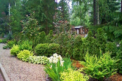 Пример оригинального дизайна: участок и сад среднего размера