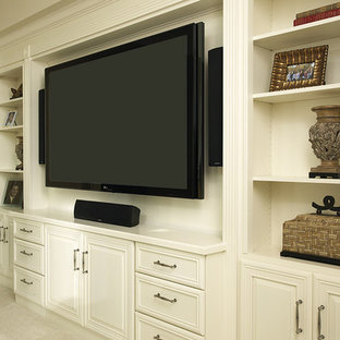 Idée de décoration pour une salle de cinéma tradition de taille moyenne et ouverte avec un téléviseur fixé au mur, un mur blanc, moquette et un sol blanc.