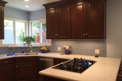 Example of a classic kitchen design in Los Angeles