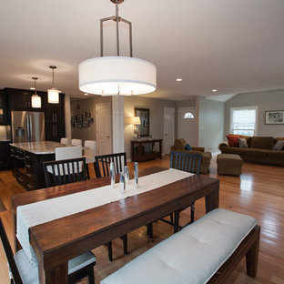 ルイビルの中サイズのトランジショナルスタイルのLDKの画像 (グレーの壁、無垢フローリング、暖炉なし、茶色い床)