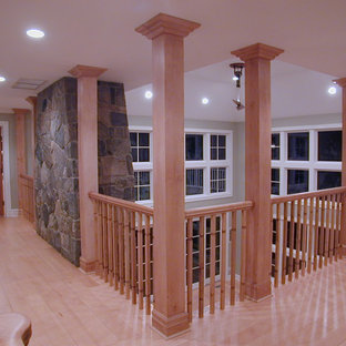 Idéer för att renovera en stor vintage hall, med gröna väggar, bambugolv och beiget golv