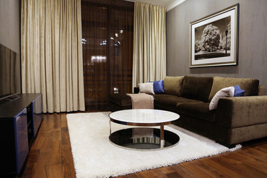 Стильный дизайн: открытая гостиная комната среднего размера в стиле модернизм с серыми стенами, паркетным полом среднего тона и отдельно стоящим телевизором без камина - последний тренд