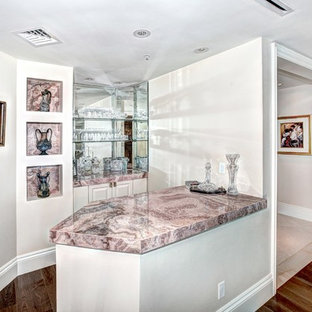 マイアミのトランジショナルスタイルのおしゃれなホームバー (ピンクのキッチンカウンター) の写真