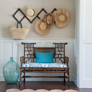 Новые идеи обустройства дома: прихожая в морском стиле с бежевыми стенами и темным паркетным полом