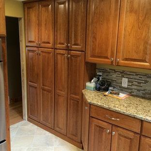 Свежая идея для дизайна: п-образная кухня среднего размера в классическом стиле с кладовкой, фасадами с выступающей филенкой, фасадами цвета дерева среднего тона, столешницей из гранита, коричневым фартуком, техникой из нержавеющей стали, полом из терраццо и полуостровом - отличное фото интерьера