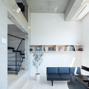 東京23区のモダンスタイルのおしゃれな独立型リビング (白い壁、淡色無垢フローリング) の写真