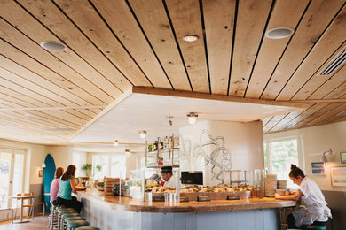 Esempio di un cucina con isola centrale minimalista con ante lisce, ante con finitura invecchiata e top in legno