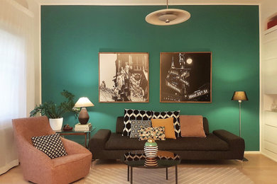 Modelo de salón contemporáneo de tamaño medio con paredes verdes y suelo de madera clara