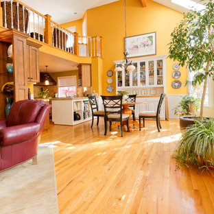 ボイシの広いトランジショナルスタイルのLDKの画像 (黄色い壁、無垢フローリング、標準型暖炉、タイルの暖炉まわり、茶色い床)