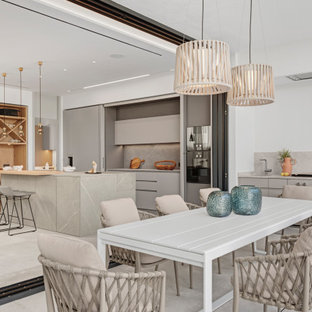 Imagen de patio actual, de tamaño medio, en patio trasero y anexo de casas, con cocina exterior