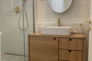 Modelo de cuarto de baño principal y único clásico renovado pequeño con encimera de madera