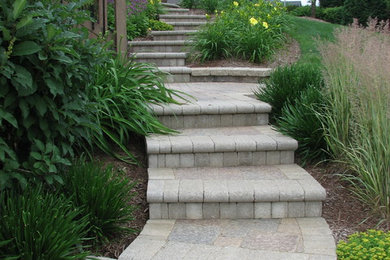 Inspiration for a traditional landscaping in Chicago.