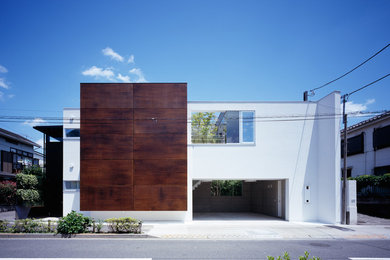This is an example of a mid-sized modern exterior in Tokyo.