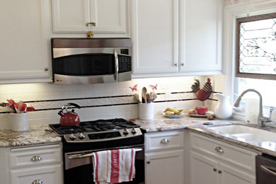 Example of a minimalist kitchen design in Los Angeles